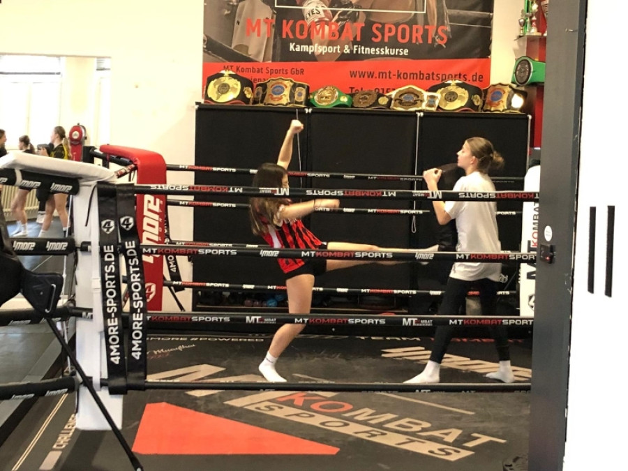 Achtklässler des Friedrich-Wöhler-Gymnasiums im Kampfsportstudio