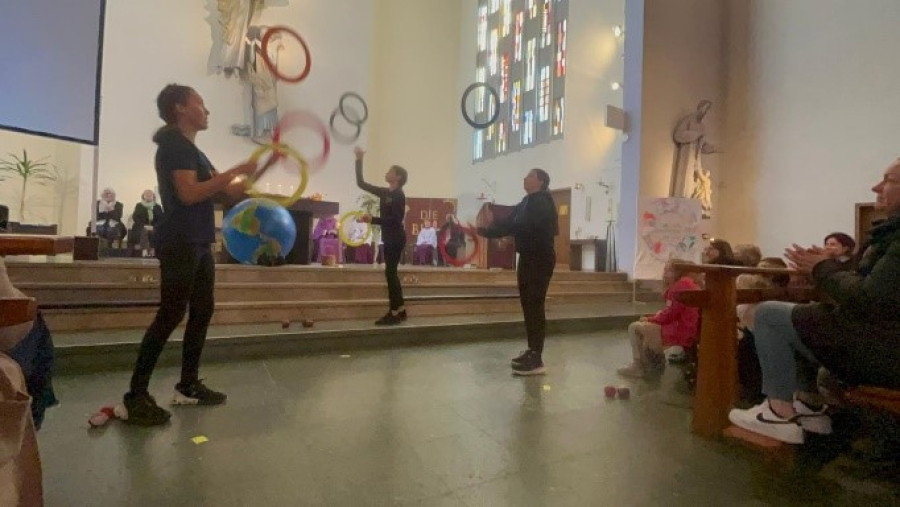 Zirkus-AG FRIWÖS bereichert Abendteuerlandgottesdienst in der Liebfrauenkirche Singen